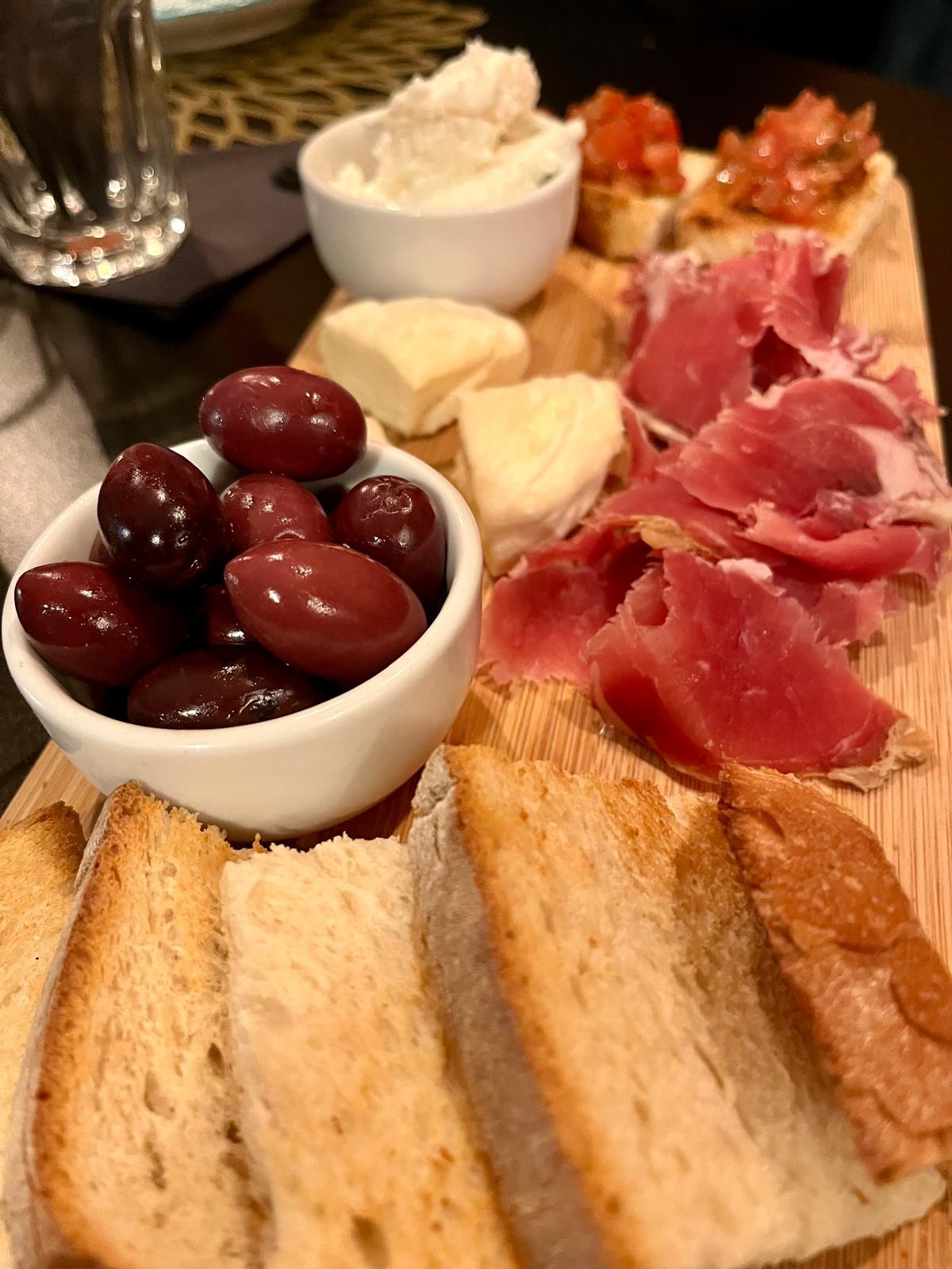 Planche apéro avec charcuterie, fromages et olives