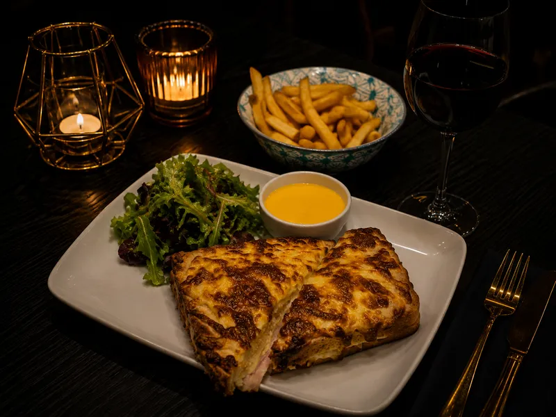 Croque-Monsieur, salată, cartofi prăjiți de casă și sos cheddar
